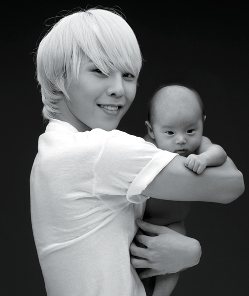Bigbangu0027S Leader During The U0027Heartbreakeru0027 Days With A Totally Bald Baby! They Seem To Have The Same Eyes! - Bald Baby, Transparent background PNG HD thumbnail
