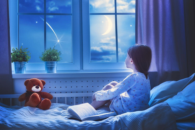 Boy Looking Out Window Png - Child In Bed Looking Out Window At Night Sky, Transparent background PNG HD thumbnail