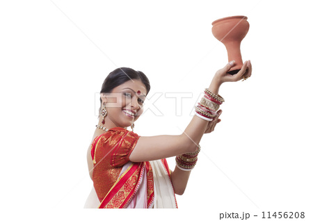 Bengali woman doing Dhunuchi 