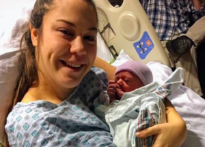In a blog post for Love What Matters, this mom detailed her harrowingjourney from typical 23-year-old to new mother in one day., Mother Giving Birth PNG - Free PNG