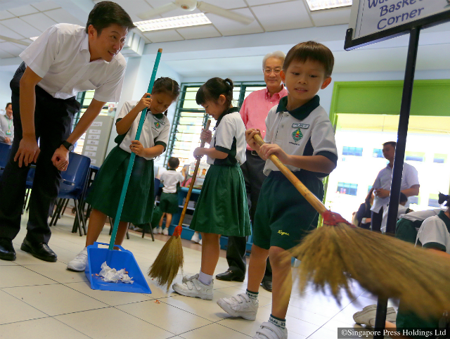 Acting Education Minister Ng Chee Meng At A Cleaning Demonstration In Xingnan Primary School. - Pupils In Class, Transparent background PNG HD thumbnail