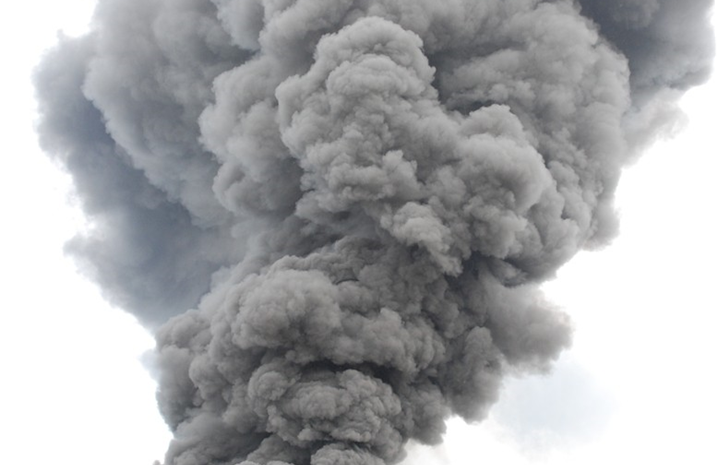 Über dem Brandherd stieg eine riesige Rauchwolke auf, die kilometerweit zusehen war., Rauchwolke PNG - Free PNG